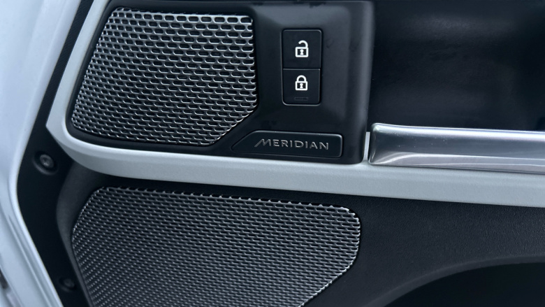 Land Rover Defender 3.0 D250 X-Dynamic SE 90 3dr Auto Diesel Estate